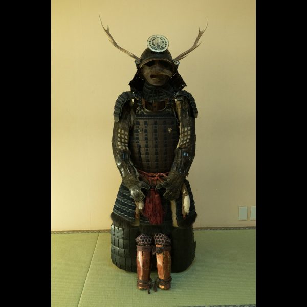 Antique Samurai Armor<br>茶漆矢筈札紺糸素懸威具足